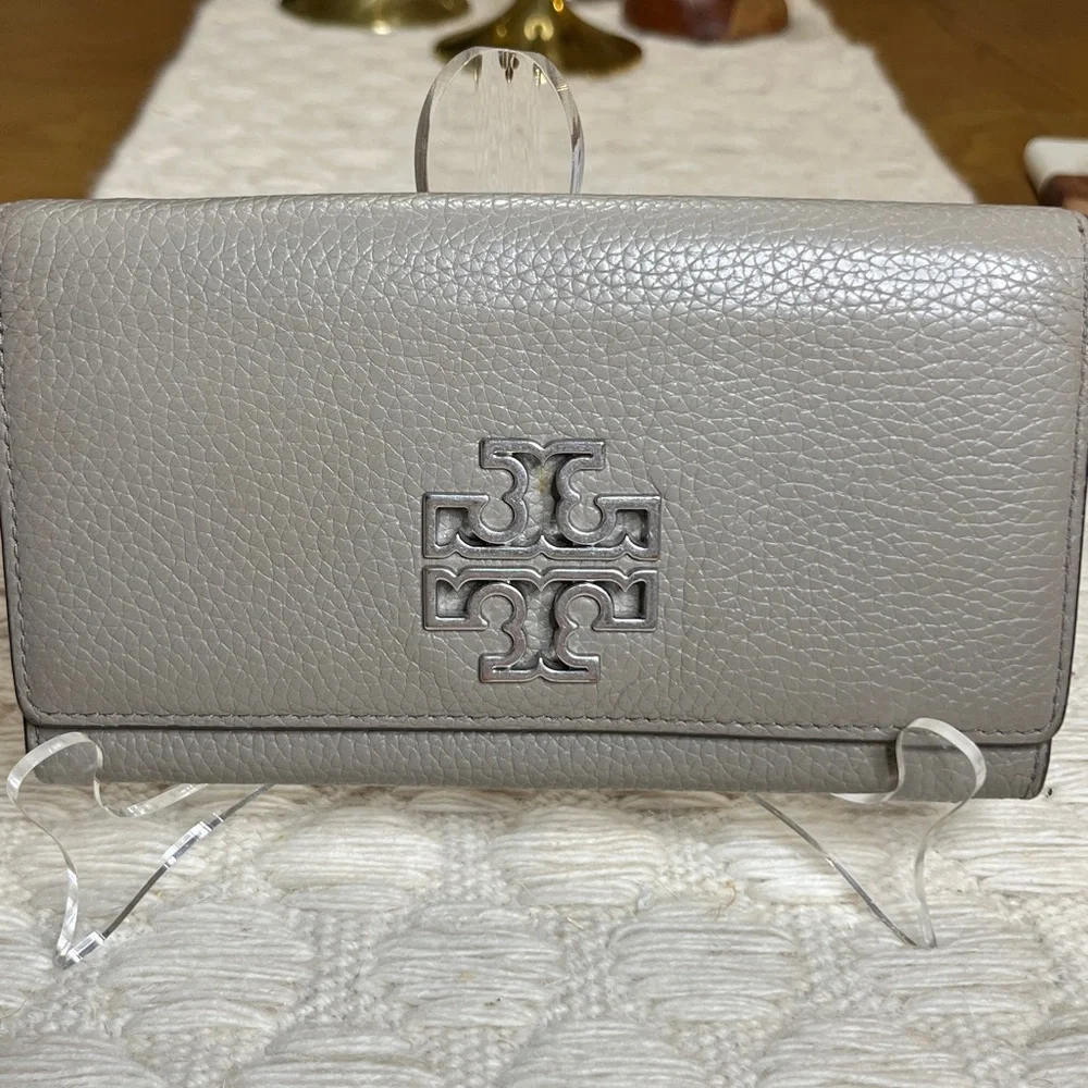 EUC Tory Burch Britten Envelope Wallet Wristlet Gray Heron Grey Silver